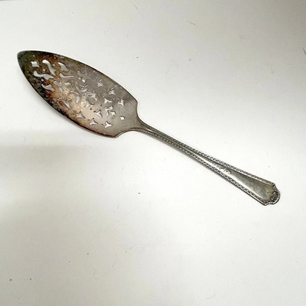 Vintage Peerless Silver Plate Pierced Cake Pie Server Filigree Lift LS14